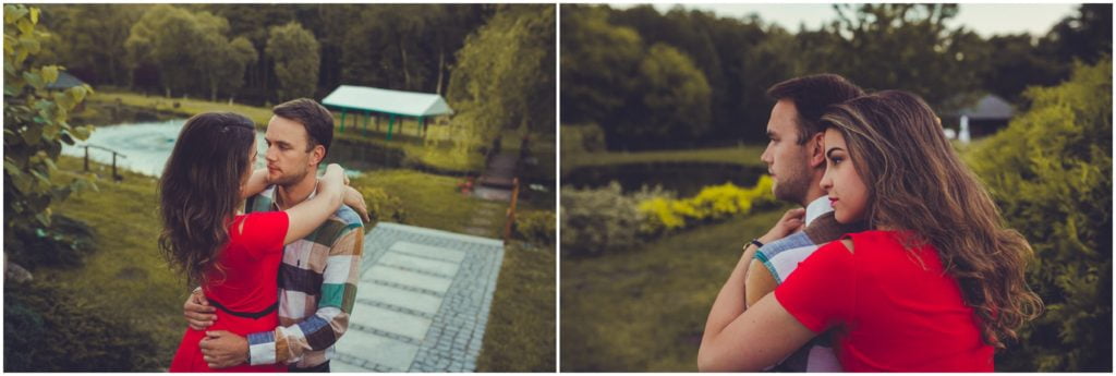 Sesja narzeczeńska w Osadzie Karbówko — co ubrać i zabrać? Para na tle zabudowań i zieleni