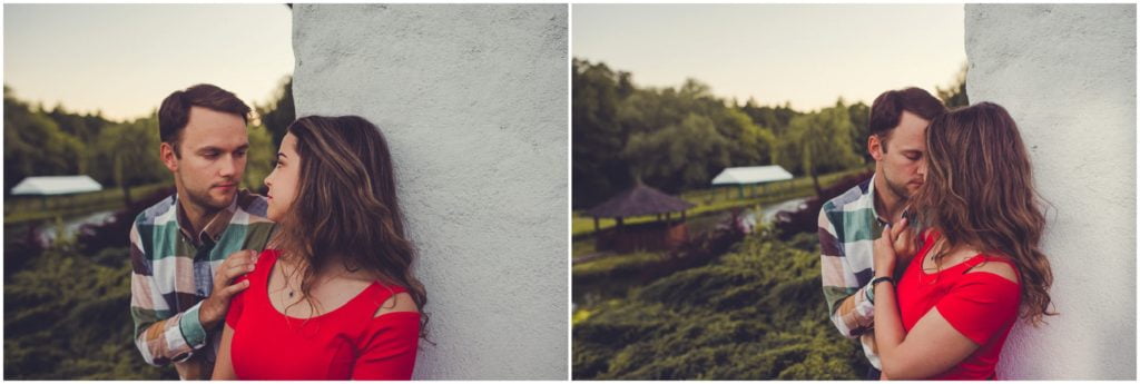 Sesja narzeczeńska w Osadzie Karbówko — co ubrać i zabrać? Para przy ścianie i ogrodzie