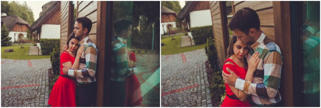 Sesja narzeczeńska w Osadzie Karbówko — co ubrać i zabrać? Para wśród zabudowań na dwóch kadrach