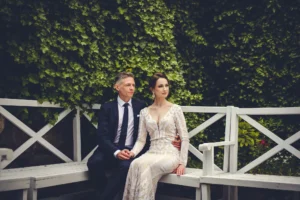 Ślub w kościele św. Anny w Skrwilnie: plan dnia krok po kroku Para młoda na białej ławce – romantyczna fotografia ślubna