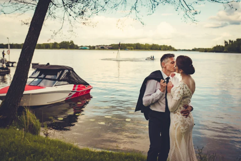Pocałunek pary młodej nad jeziorem – fotografia ślubna