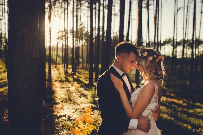 Jak wybrać zdjęcia ślubne do odbitek i albumu? Czuły moment pary młodej w leśnym plenerze – fotografia ślubna