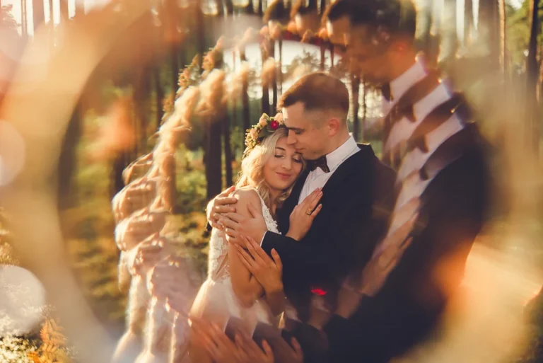 Dlaczego wybrać fotografa zamiast kamerzysty na ślub? Romantyczny portret pary młodej z odbiciem