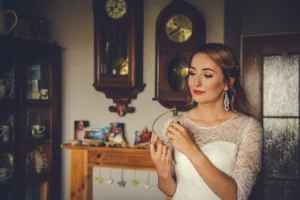 Patrycja Jasińska Płock — jak zaplanować makijaż ślubny? Panna młoda podczas przygotowań z flakonem perfum
