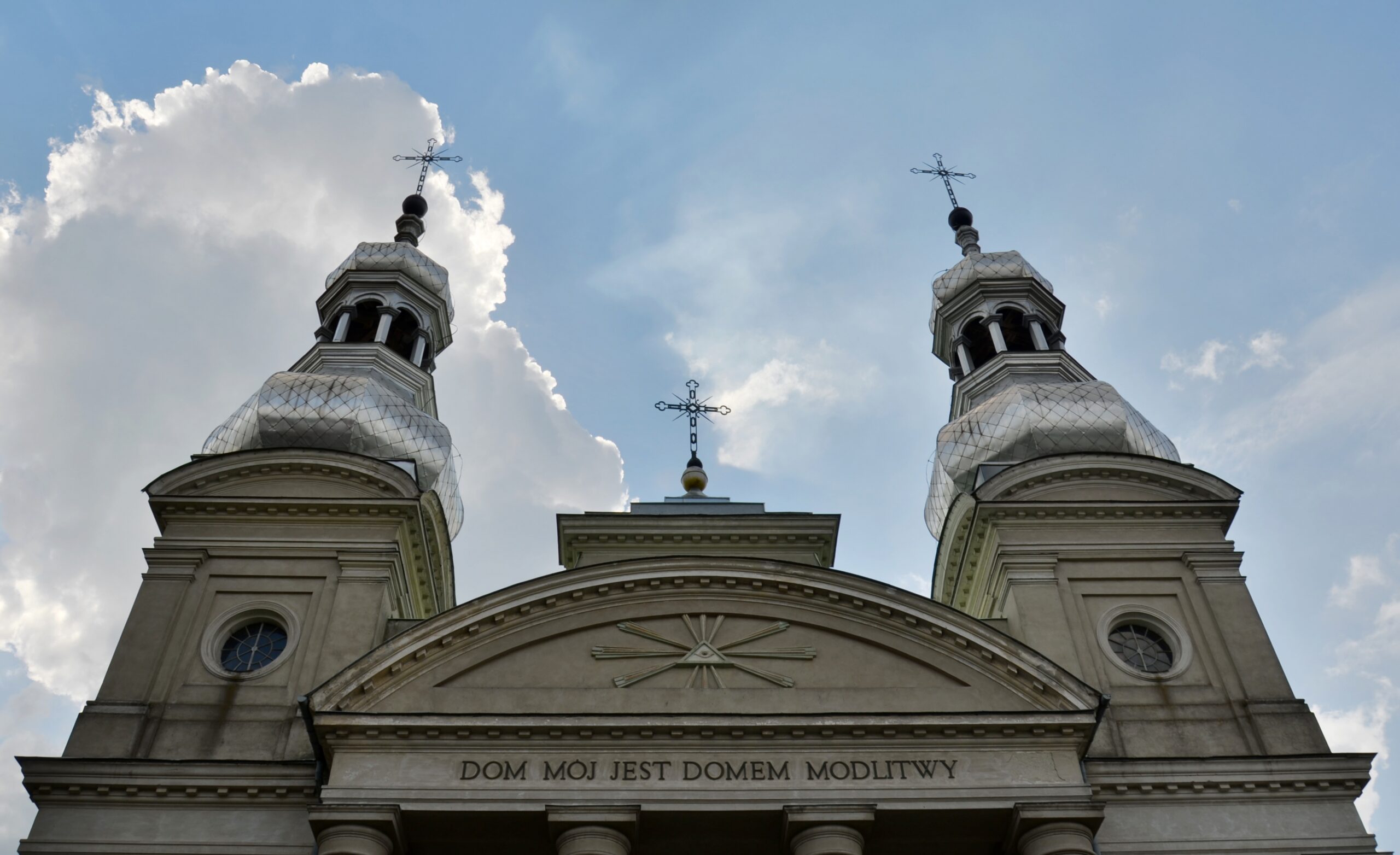 Ślub w kościele św. Anny w Skrwilnie: plan dnia krok po kroku Kościół św. Anny w Skrwilnie, widok fasady