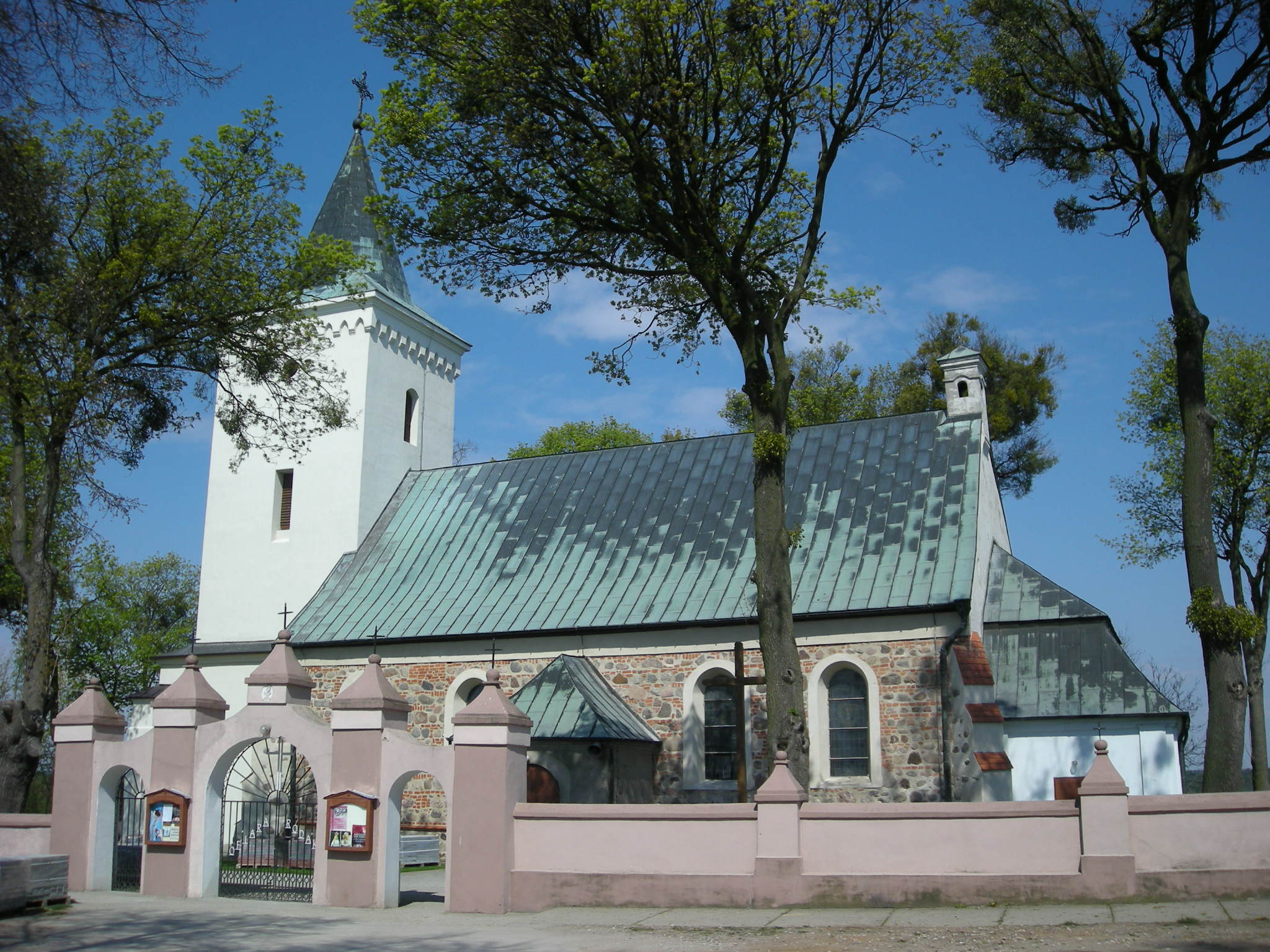 Ślub w Ciechocinie: 5 wskazówek o świetle i zdjęciach Kościół św. Małgorzaty Panny i Męczennicy w Ciechocinie, widok z zewnątrz