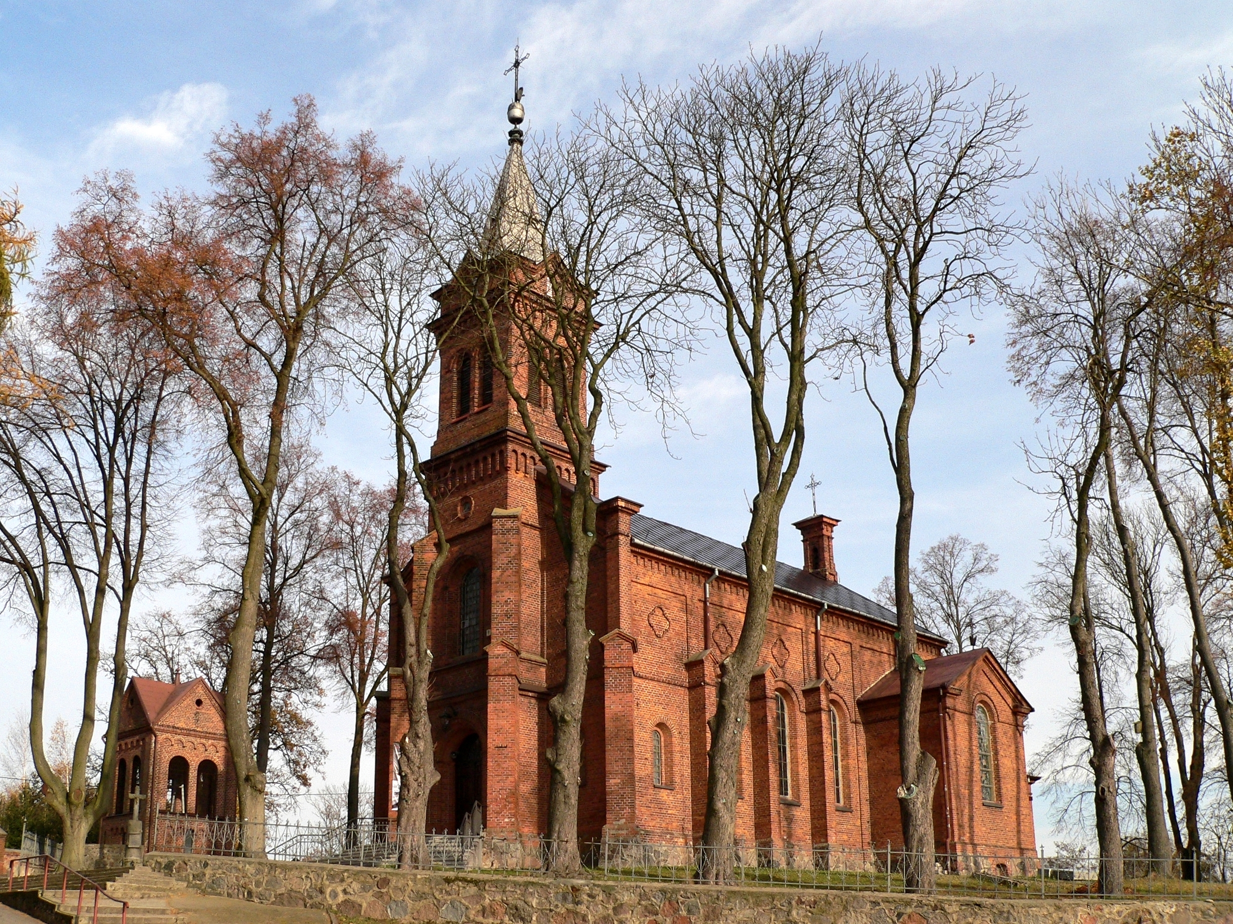 Kościół Wniebowzięcia Najświętszej Maryi Panny w Tłuchowie, widok z zewnątrz